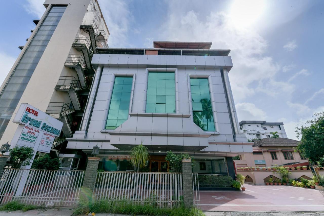 Capital O 15854 Grand Seasons Kochi Exterior foto